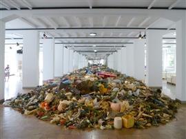 5 ton plastic afval. Per uur 100, per jaar zowat een miljoen van zulke bergen in zee