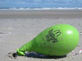 Ballon op het strand. Foto Koos Dijksterhuis